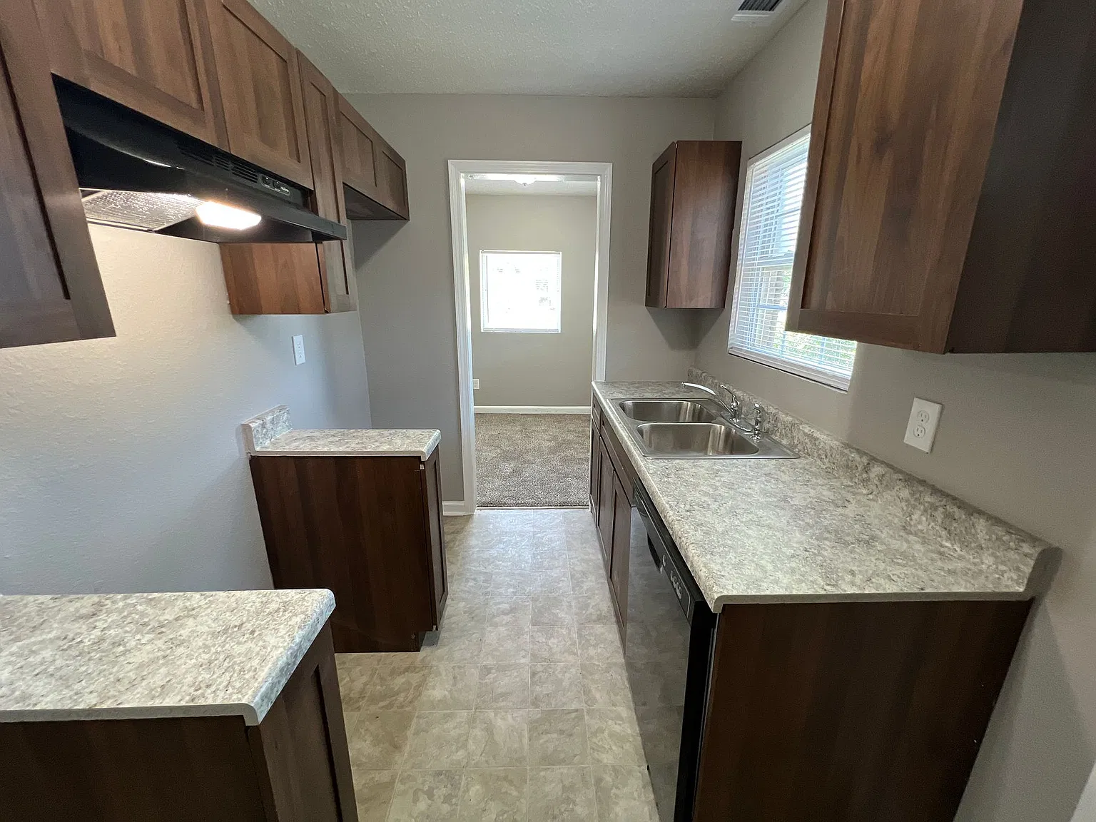 1460 Robin Hood Ln — Photo 2