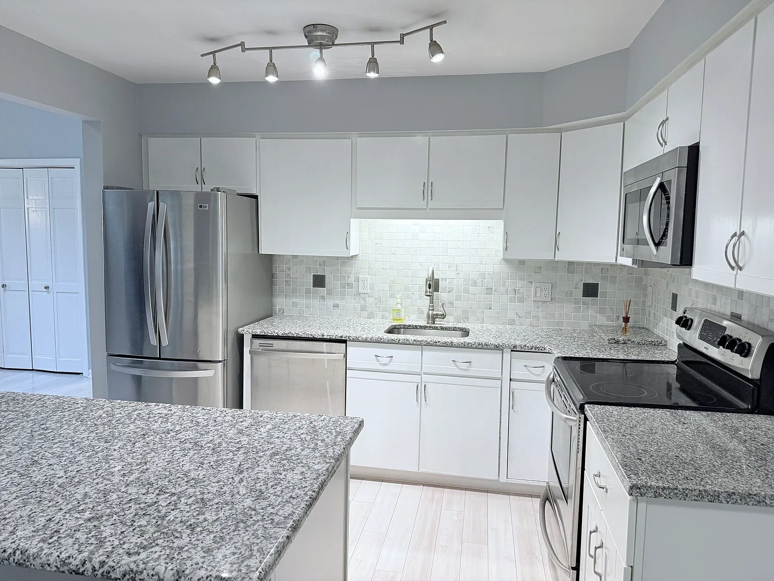 2 bed, 2.0 bath, 1002 sqft, $3,250 — Photo 1
