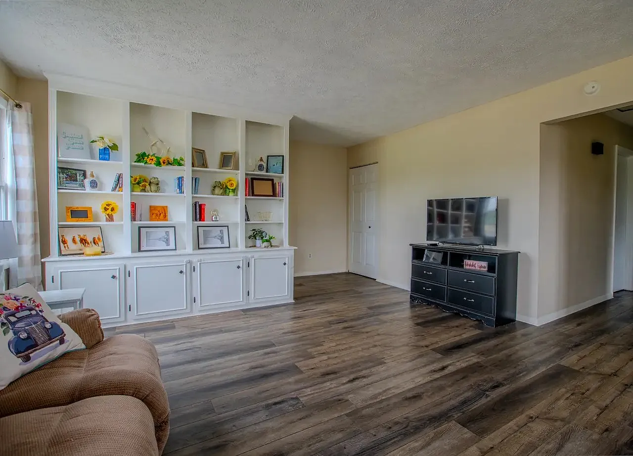 3 bed, 1300 sqft, $2,700 — Photo 3