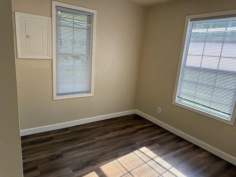 111 N Elm St — Photo 11