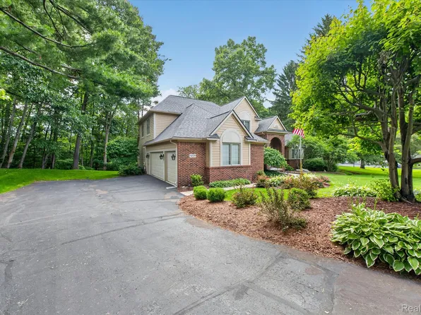 5079 Pinewood Dr, Brighton, MI 48116
