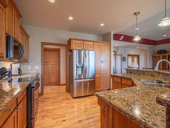 4th image of 2221 Greenfield Dr E