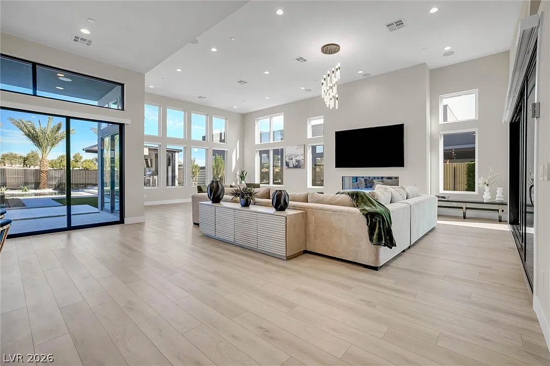 4 bed, 4.5 bath, 3951 sqft, $25,500 — Photo 4