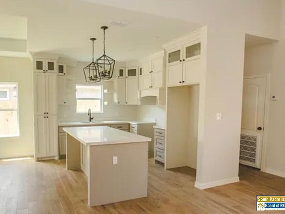 3rd image of 6851 Laguna Madre Dr