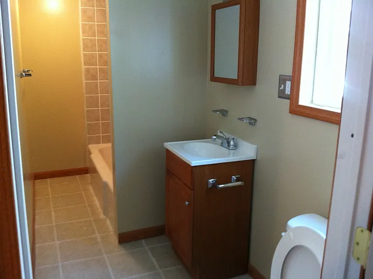 1076 W Market Streetsingle Family Home — Photo 11