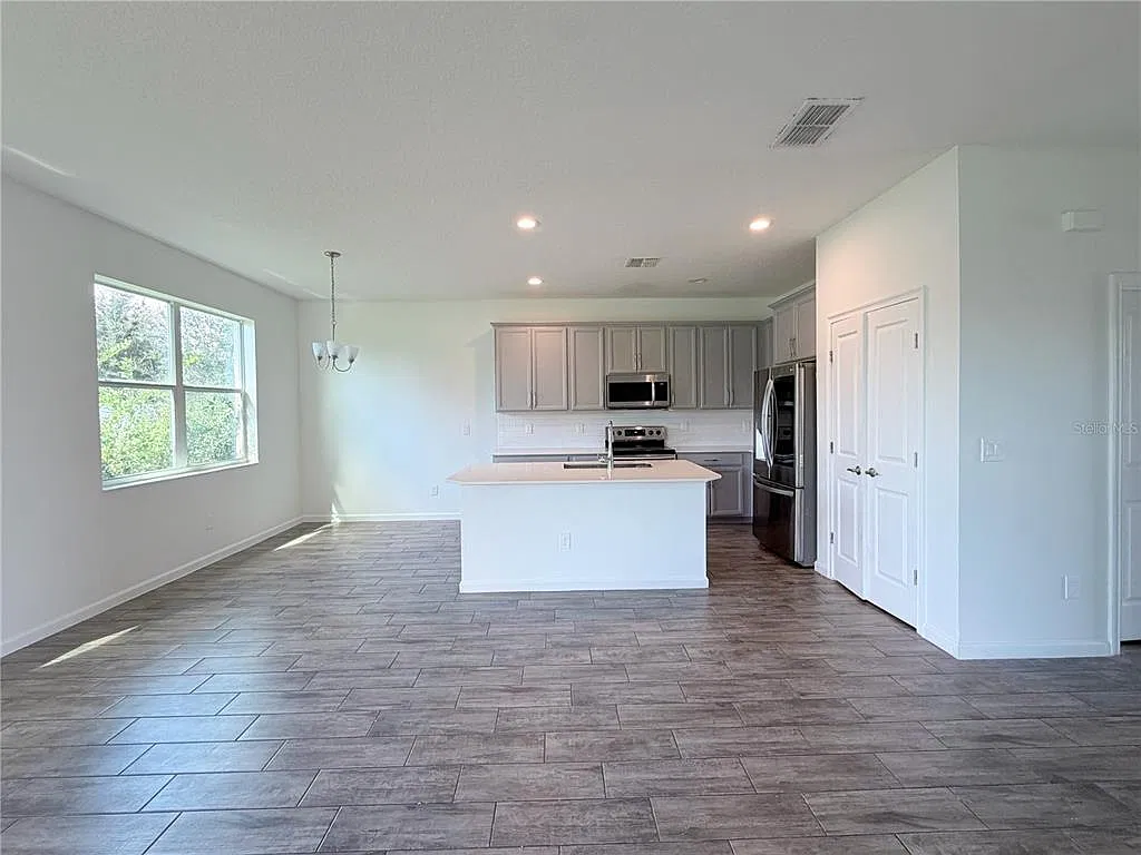 4 bed, 3.0 bath, 2392 sqft, $2,300 — Photo 3