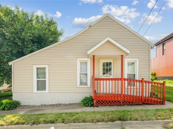 316 E Washington St, Center Point, IA 52213