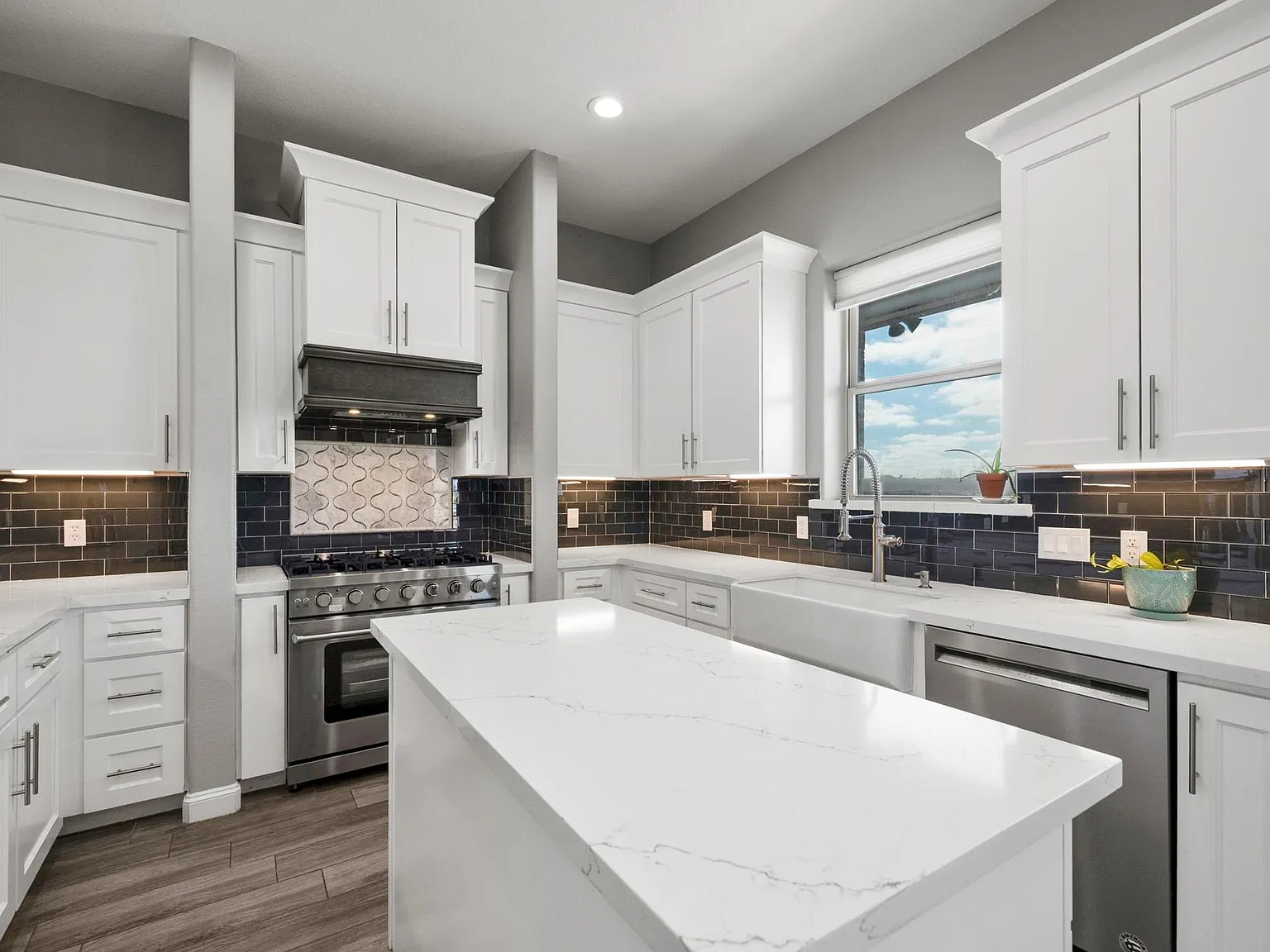 3 bed, 2.5 bath, 3220 sqft, $3,900 — Photo 3