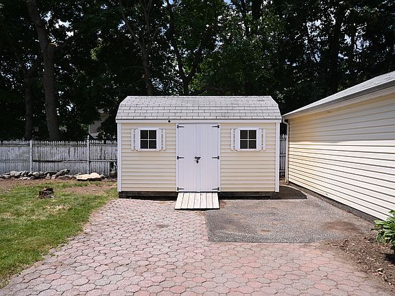 5th image of 105 Daniel Dr