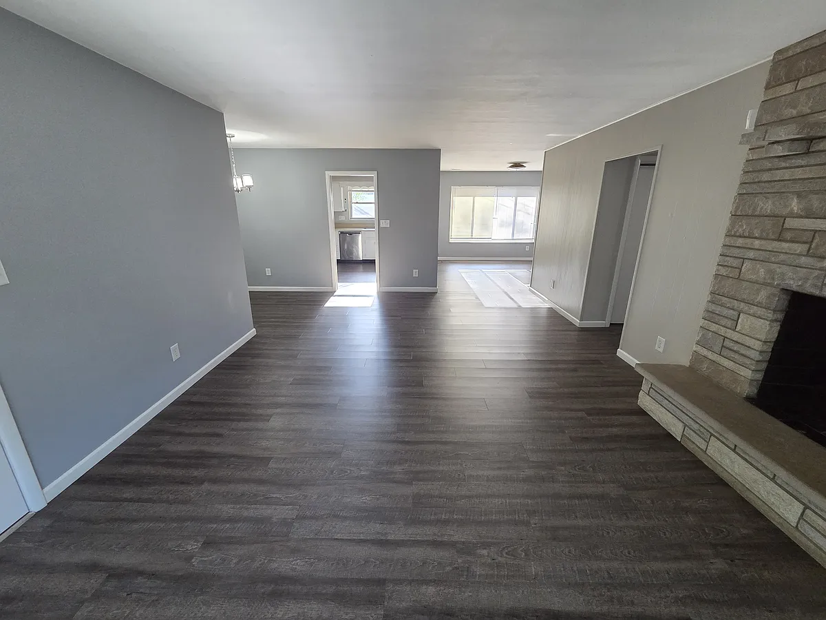 Building Photo - 3072 Southdale Dr #4