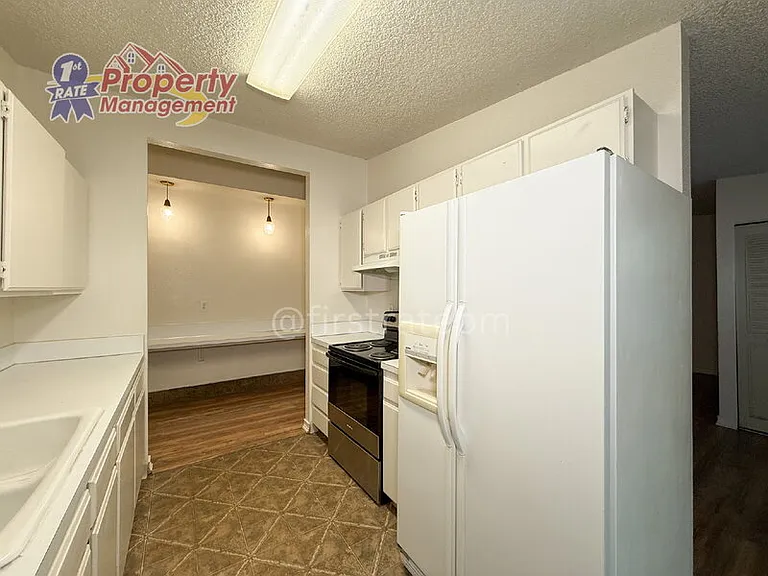 210 S Homedale Ave — Photo 16