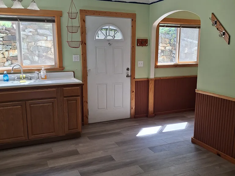 107 N Stewart St — Photo 4