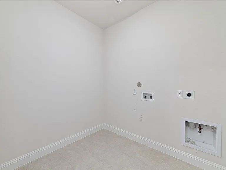 1911 Hickory Grove Ln — Photo 13