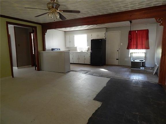 5th image of 205 West Ln