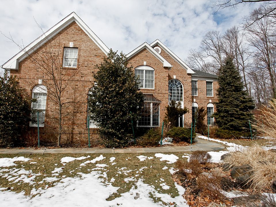 1st image of 17 Red Oak Ln