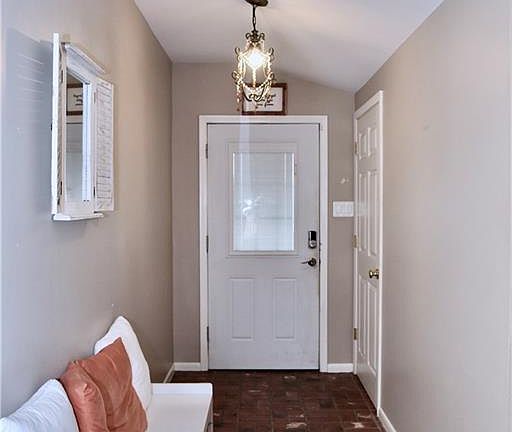 4th image of 211 Myrtle St