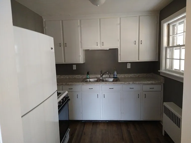 436 Benson St — Photo 8