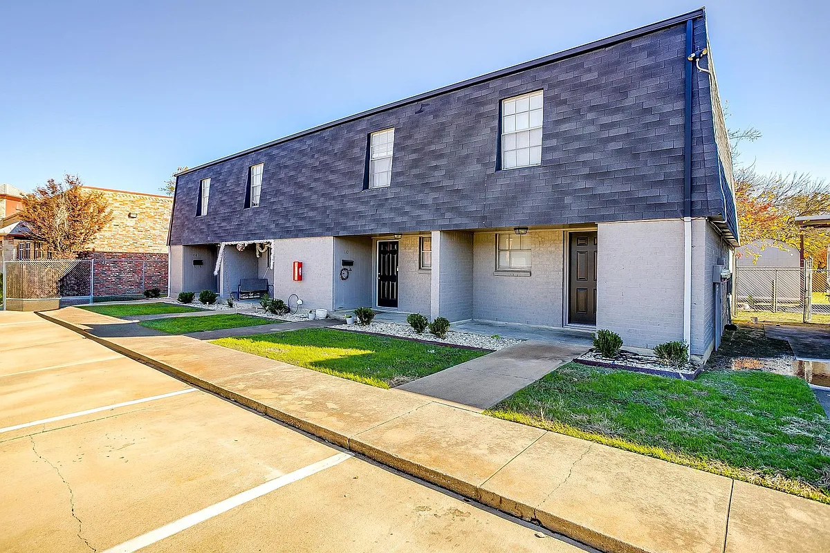 Building Photo - 105 SE Gardens Blvd #108