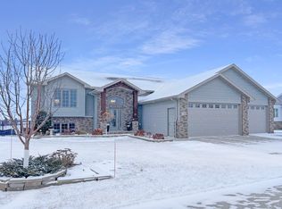 1508 Valley Bluffs Dr SE, Minot, ND 58701