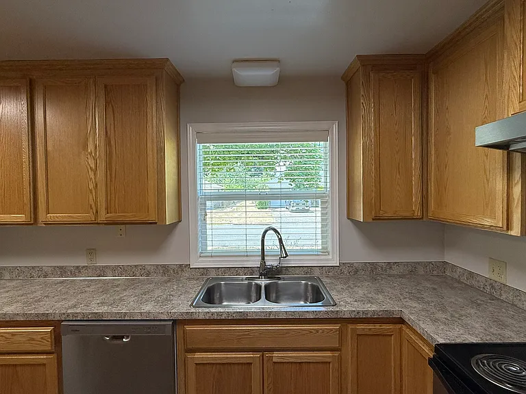 3120 Willamette Dr N — Photo 11