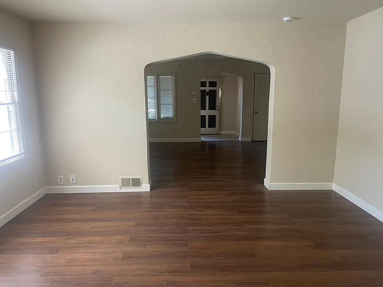 1098 Hazelwood Ave — Photo 8
