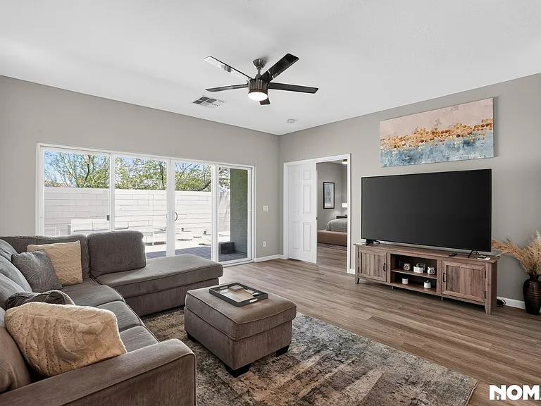 524 W Harwell Rd — Photo 24