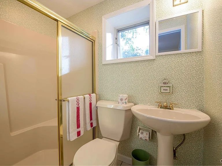 1258 Greenfield Ln — Photo 18
