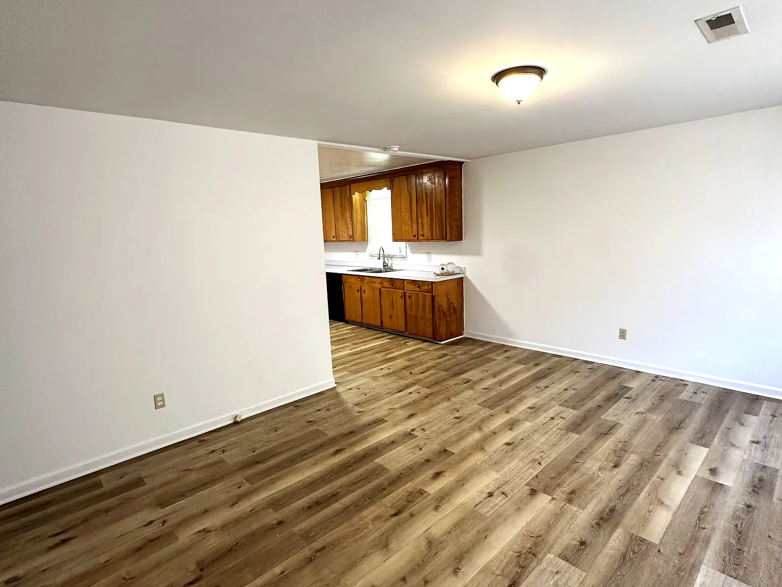 3 bed, 1000 sqft, $1,420 — Photo 1