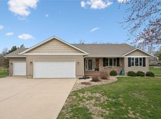 9445 Deer Ridge Dr, Cedar Rapids, IA