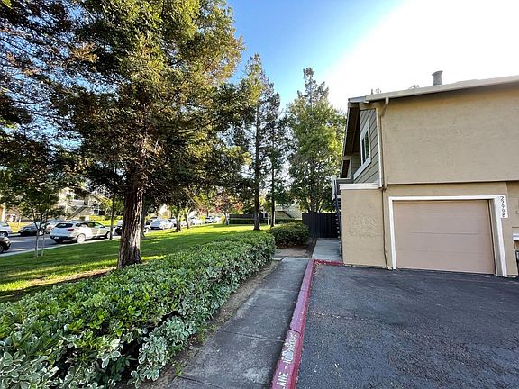 4th image of 2299 Warfield Way Unit B