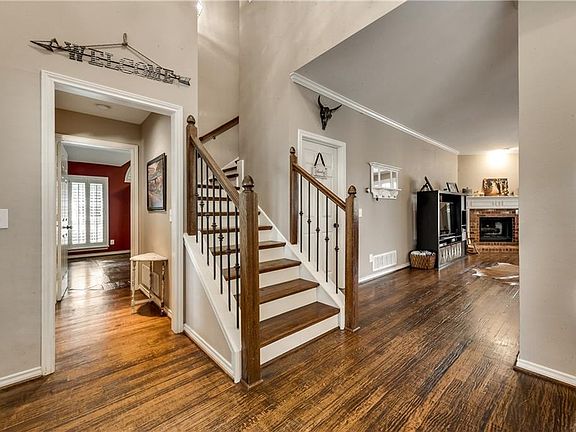 5th image of 645 Meadowcrest Dr
