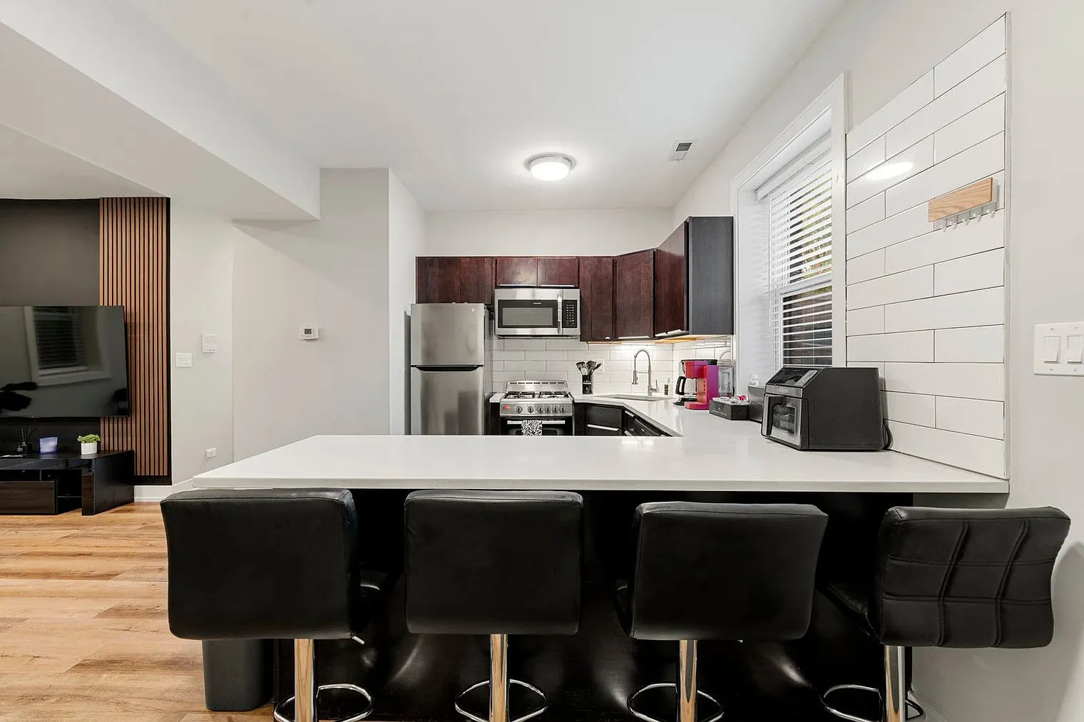 2 bed, 2.0 bath, 990 sqft, $4,564 — Photo 3