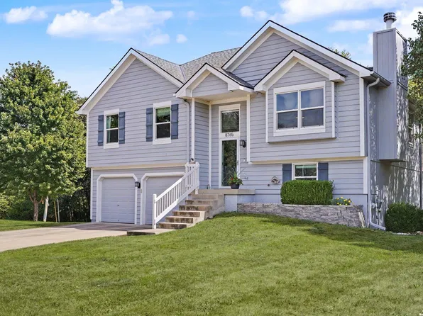 8765 Thompson Dr, De Soto, KS 66018