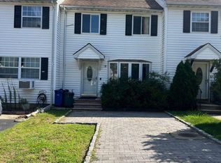 9 Orchard Ct, Roslyn Heights, NY 11577