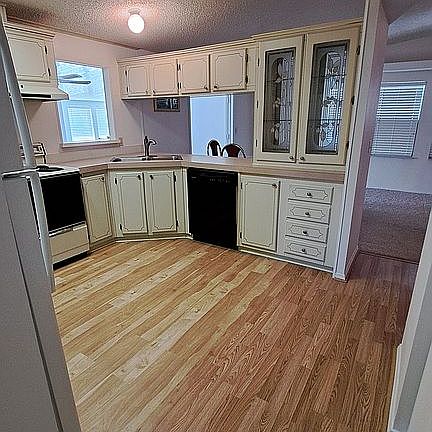 3rd image of 322 Melbourn Ave
