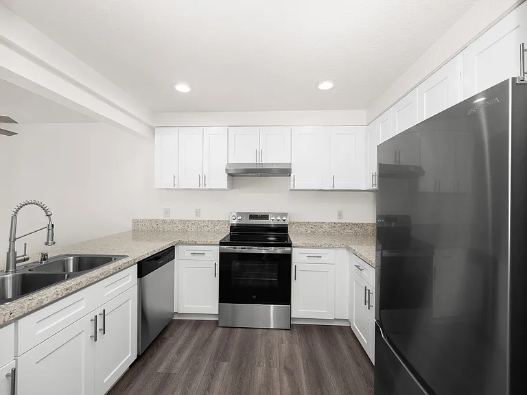 Cambridge Garden Apartments — Photo 34