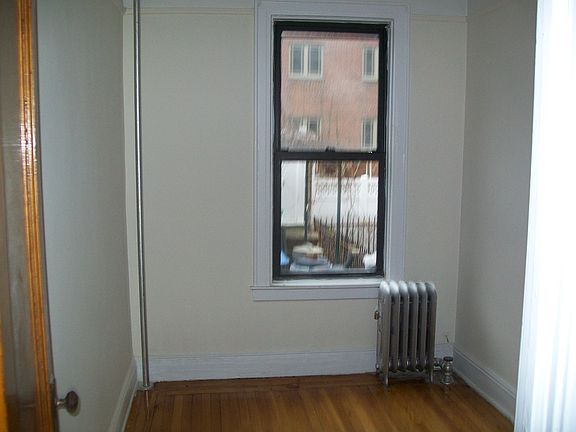 3rd image of 2309 33rd St APT 1R