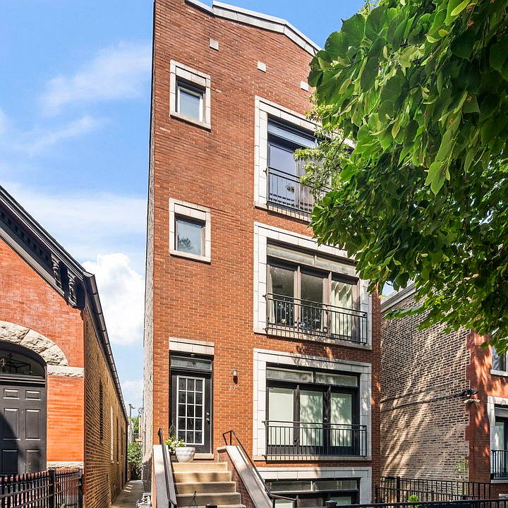 1st image of 876 N Hermitage Ave #3