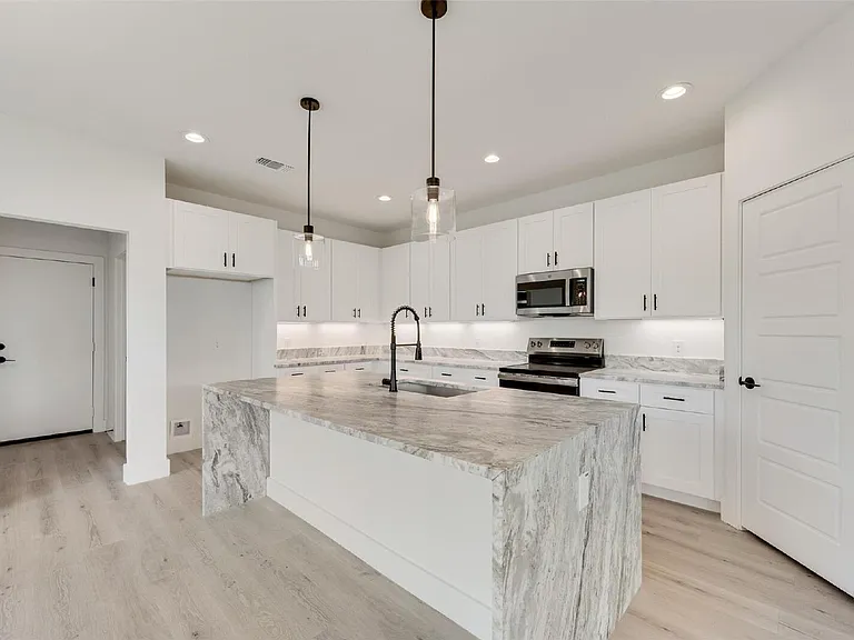 2330 Fairfax Dr — Photo 16
