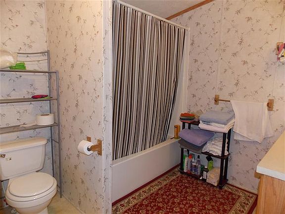 3rd image of 590 Roberts Ln