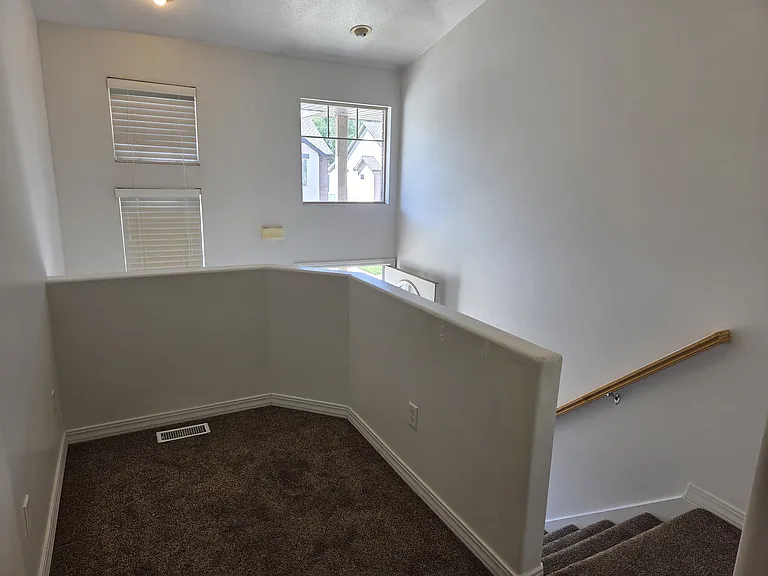 212 W Lyman Ln — Photo 8