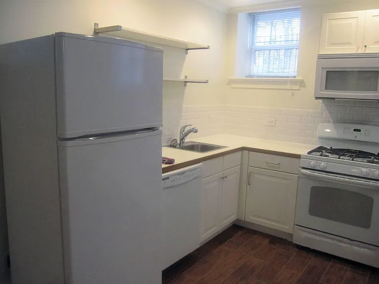 245 W Willow St — Photo 3