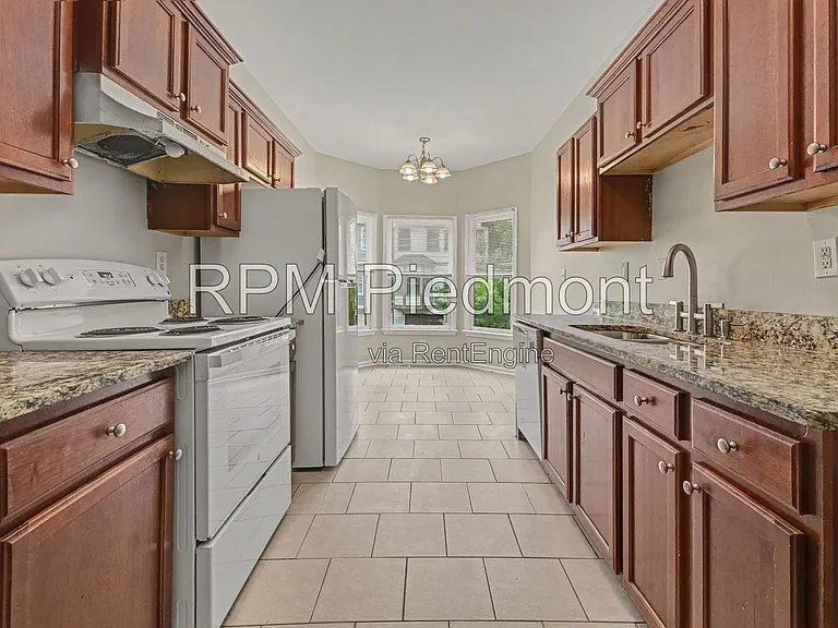 739 Prince Pl NW — Photo 4