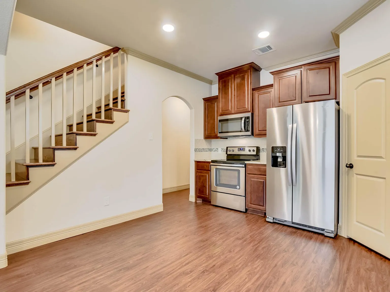 5 bed, 2000 sqft, $6,000 — Photo 3
