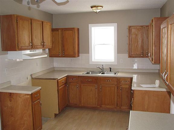 3rd image of 101 S Commercial St