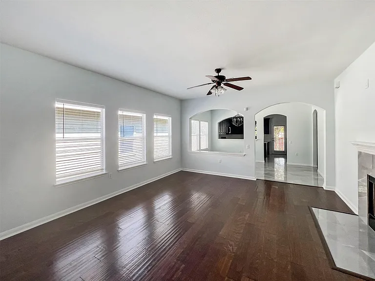 3917 Bronco Bend Loop — Photo 4