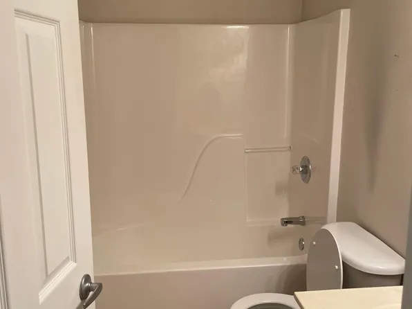 4208 Sapphire Ln, Bettendorf, IA 52722