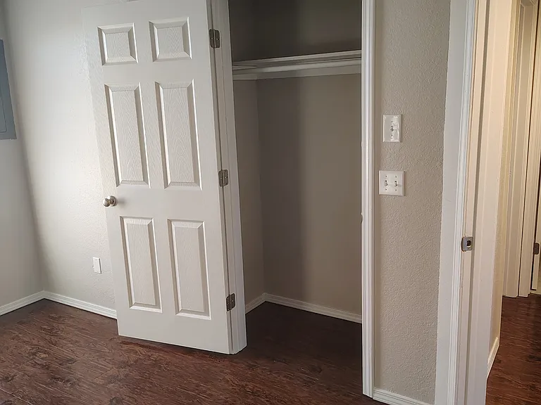Park Plaza Apartments — Photo 11