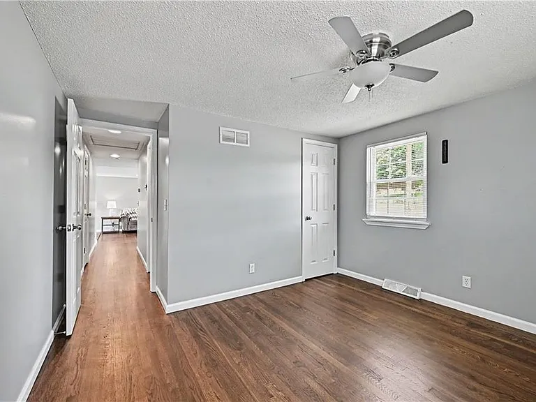 5215 NE 60th Ter — Photo 17