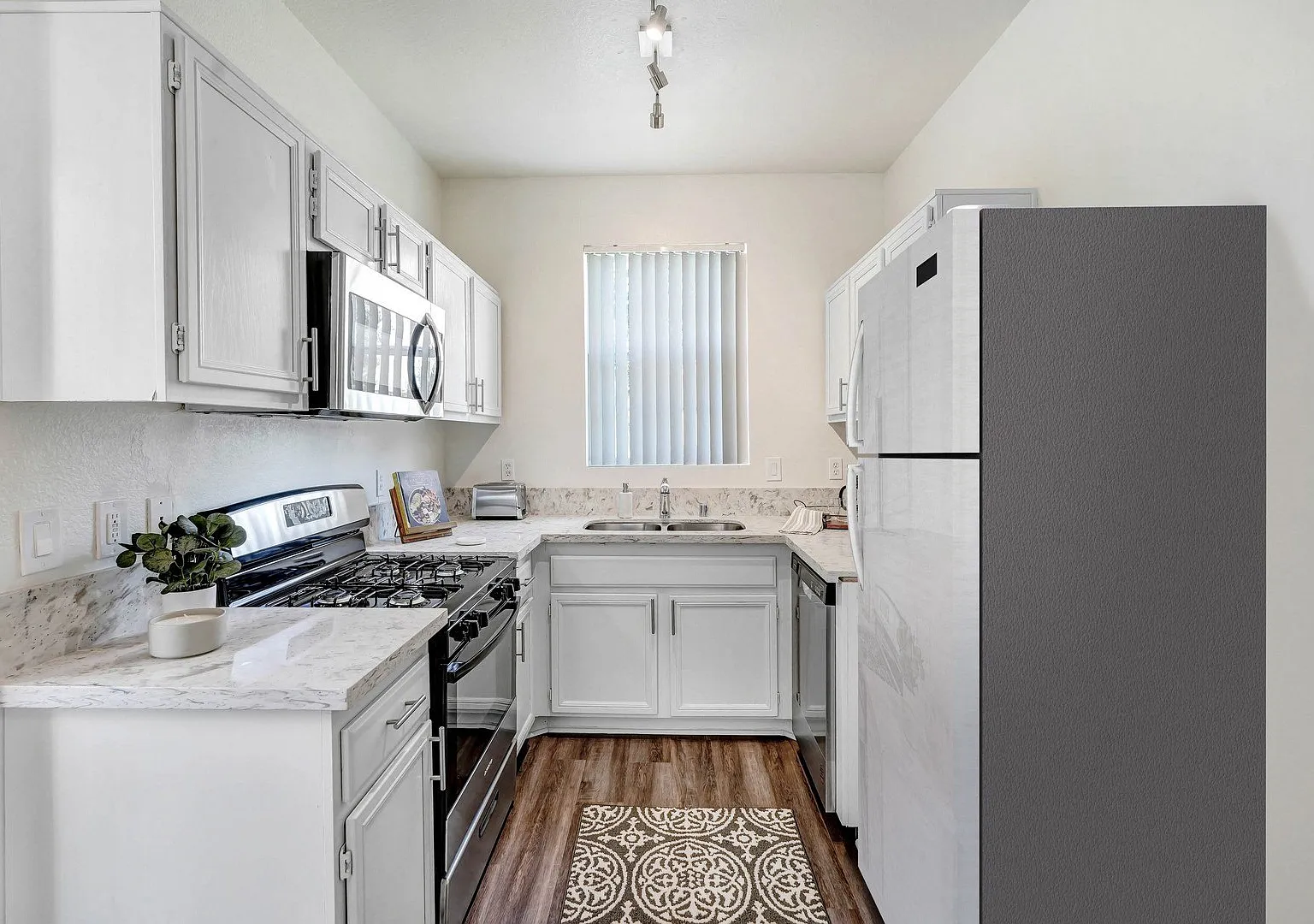 La Villa Apartments — Photo 1